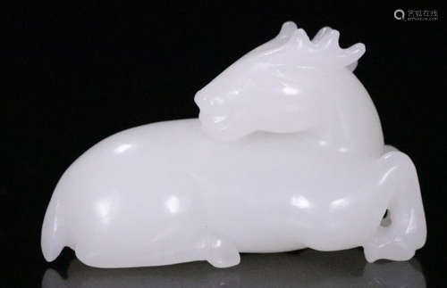 A HETIAN JADE CARVED DEER SHAPE PENDANT