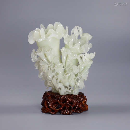 A Hetian Jade Floral Shaped Ornament