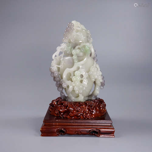 A Hetian Jade Vase Shaped Ornament