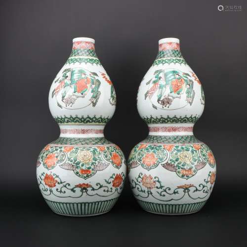 A pair of Wu cai 'figure' gourd-shaped vase,Qing dynasty