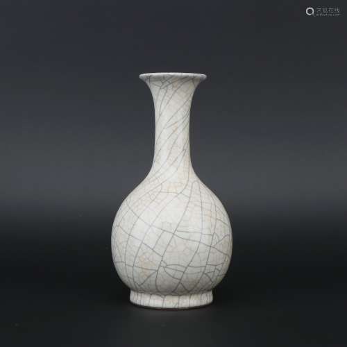 A Ge-type bottle,Song dynasty