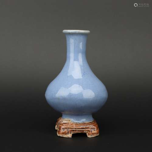 A celadon-glazed vase,Qing dynasty