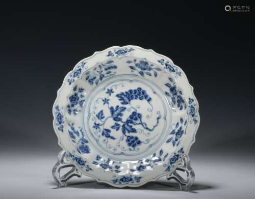 Qing dynasty blue and white plate with flowers pattern