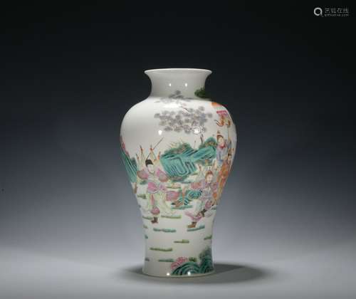 Qing dynasty famille rose bottle with figure pattern