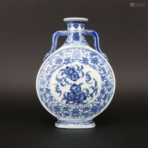 A blue and white vase,Qing dynasty