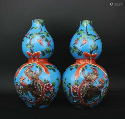 A pair of famille-rose 'floral' gourd-shaped vase,Qing dynasty