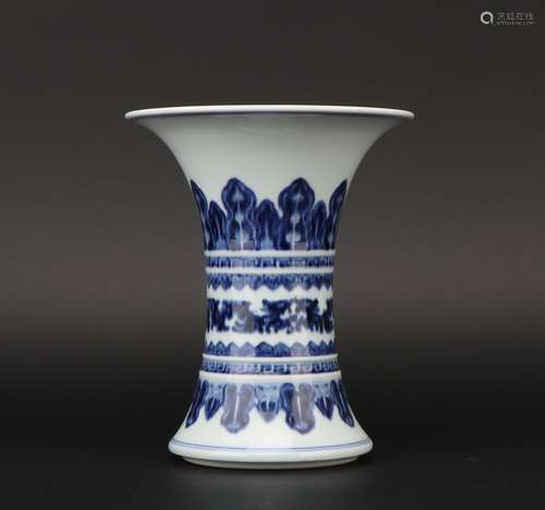 A blue and white vase,Qing dynasty