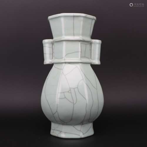 A Ge-type vase,Qing dynasty