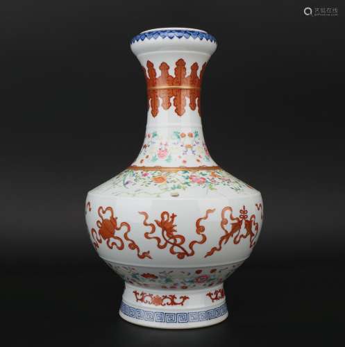 A famille-rose bottle,Qing dynasty