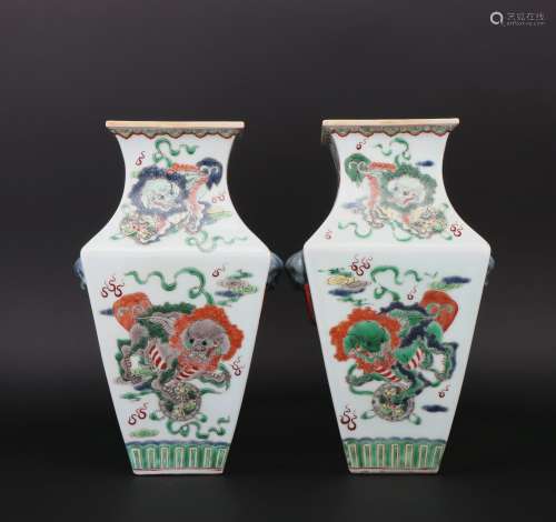 A pair of Wu cai 'lion' vase,Qing dynasty