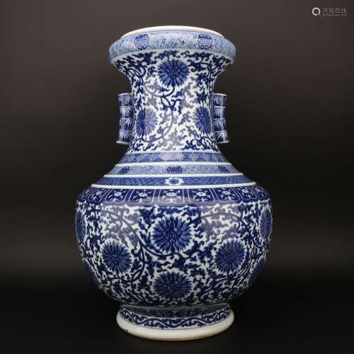 A blue and white 'lotus' vase,Qing dynasty