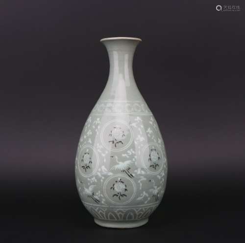 A celadon pear-shaped vase,Qing dynasty