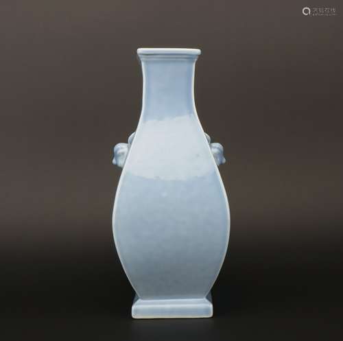 A celadon-glazed vase,Qing dynasty