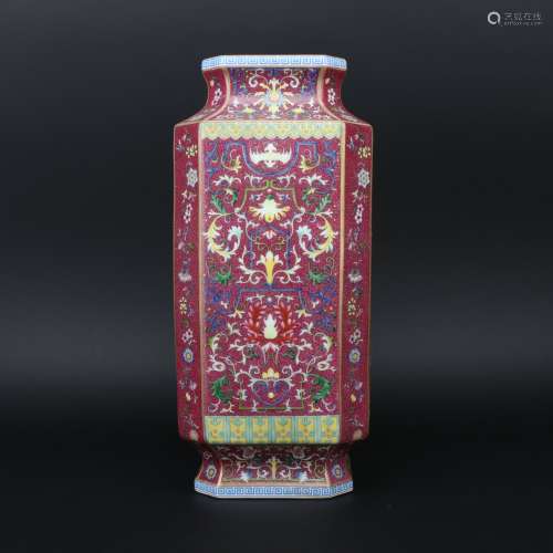 A famille-rose vase,Qing dynasty