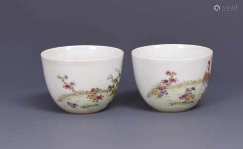 PAIR OF FAMILLE ROSE 'CHICKEN' CUPS