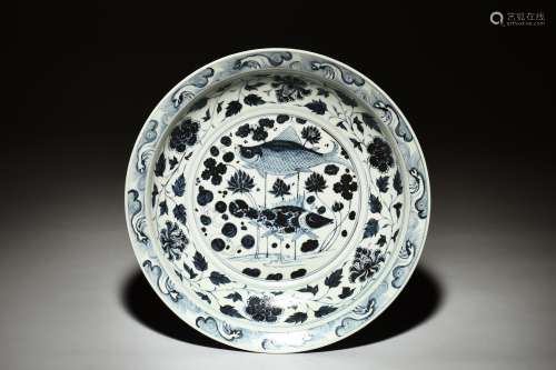 LARGE BLUE AND WHITE 'FISHES' CHARGER