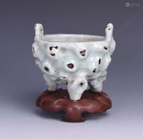 GE WARE CELADON GLAZED TRIPOD CENSER WITH HANDLE AND STAND