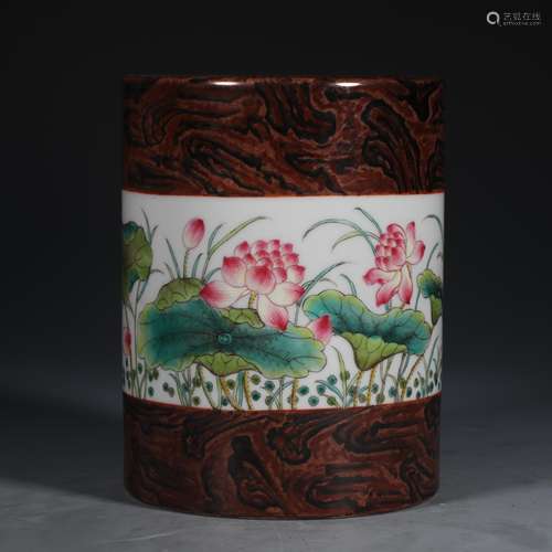 FAMILLE ROSE WOOD GRAIN PATTERNED 'PND SCENERY' BRUSH POT