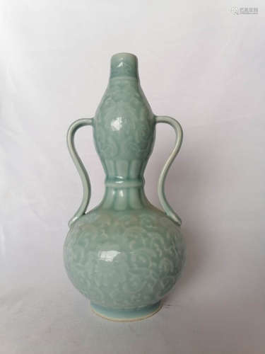 CELADON GLAZED AND IMPRESSED 'FLOWERS' DOUBLE GOURD VASE WITH HANDLES