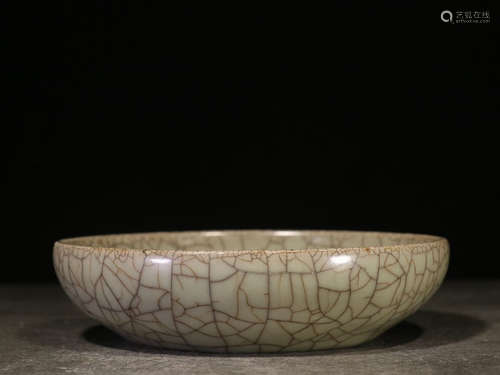 GE WARE CELADON GLAZED CRACKLE PATTERN DISH