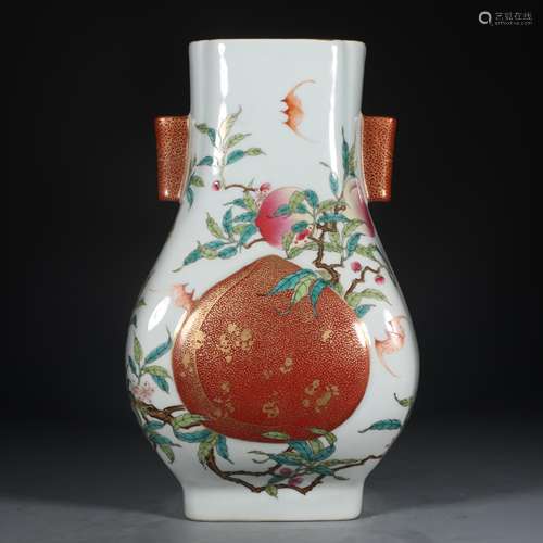 FAMILLE ROSE 'PEACHES' VASE WITH LUG HANDLE