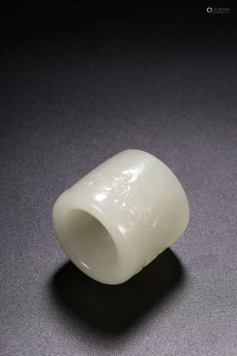 HETIAN WHITE JADE CARVED 'MYTHICAL BEAST' THUMB RING