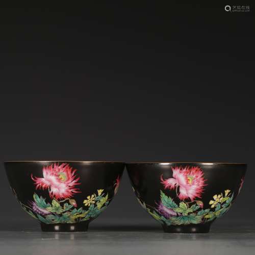 PAIR OF BLACK GROUND FAMILLE ROSE 'FLOWERS AND CALLIGRAPHY' BOWLS