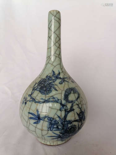 GE WARE BLUE AND WHITE 'FLOWERS' VASE WITH CRACKLE PATTERN