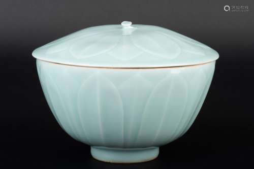 CELADON GLAZED 'BANANA LEAVES' PATTERNED BOWL WITH LID