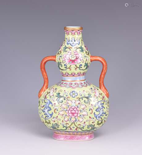 FAMILLE ROSE AND YELLOW GROUND 'FLOWERS' DOUBLE GOURD VASE WITH HANDLES