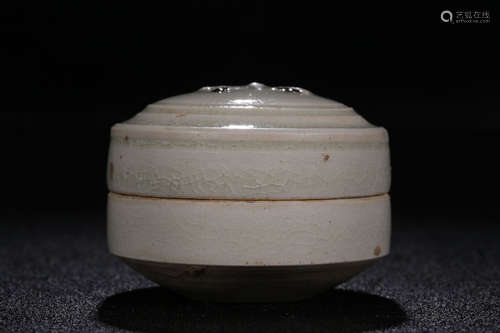 HUTIAN WARE 'MOTH' SMALL ROUND BOX WITH COVER