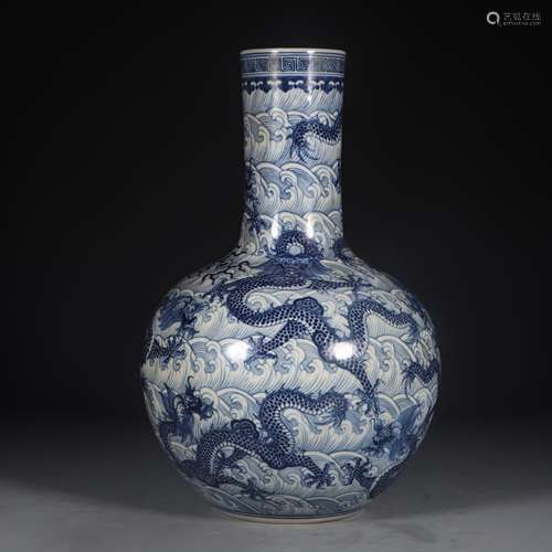 BLUE AND WHITE 'DRAGON' VASE, TIANQIUPING