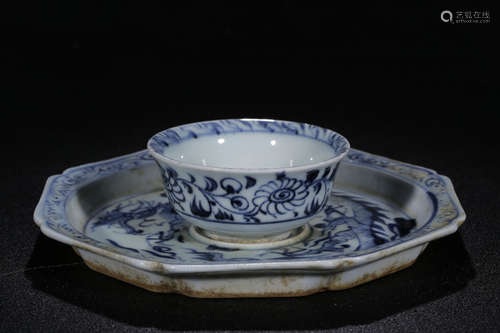 BLUE AND WHITE 'FLOWERS AND DRAGON' CUP AND OCTAGONAL DISH SET