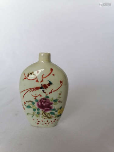 FAMILLE ROSE 'FLOWERS AND BIRDS' SNUFF BOTTLE