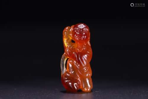A CHINESE AGATE FIGURE ORNAMENT