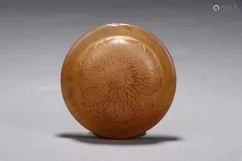 A CHINESE AGATE AGATE ORNAMENT WITH FLOWER PATTERN