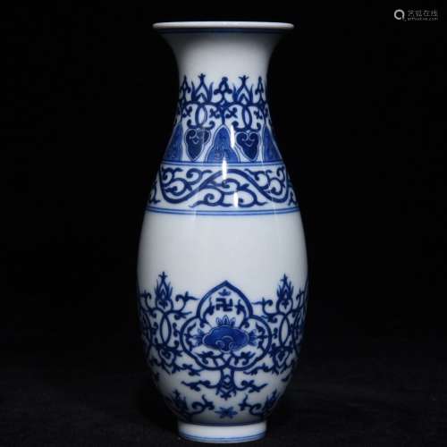 A CHINESE BLUE AND WHITE VASE WITH FLOWER PAINTING
