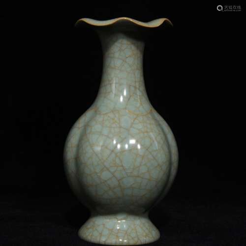 A CHINESE RU YAO VASE WITH ICE CRACK PATTERN