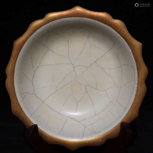 A CHINESE YUEBAI GLAZE GILT PLATE