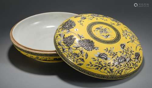 A CHINESE YELLOW GLAZE BOX WITH FLOWER PATTERN