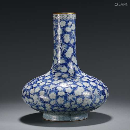 A CHINESE BLUE AND WHITE VASE