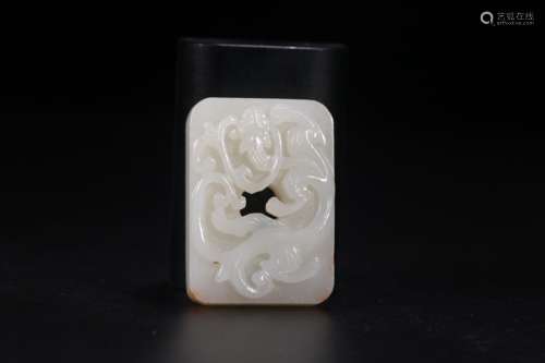 A CHINESE HETIAN JADE PENDANT WITH DRAGON CARVING