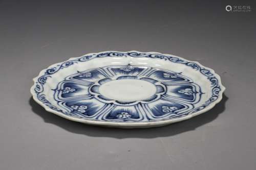 A CHINESE BLUE AND WHITE PLATE WITH LOTUS PATTERN