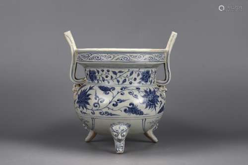 A CHINESE BLUE AND WHITE CENSER WITH FLOWER PATTERN