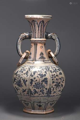 A CHINESE BLUE AND WHITE VASE WITH FLOWER PATTERN