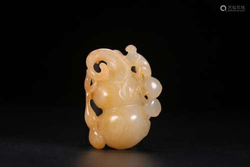 A CHINESE HETIAN JADE GOURD ORNAMENT