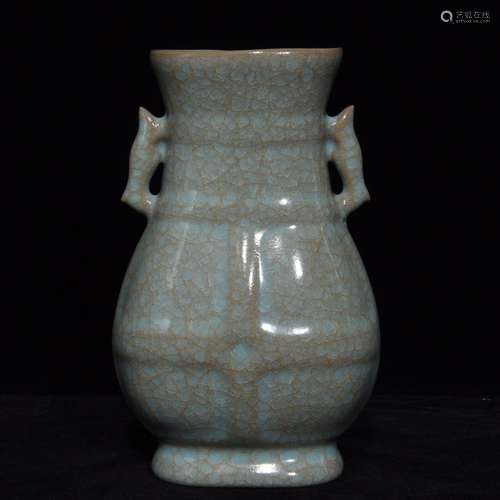 A CHINESE RU YAO VASE WITH ICE CRACK PATTERN