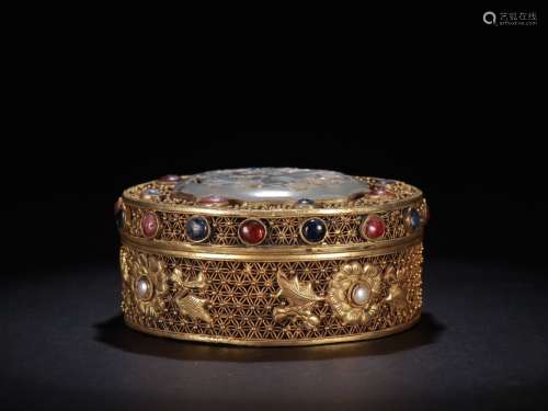 A CHINESE GILT SILVER BOX DECORATED WITH JADE