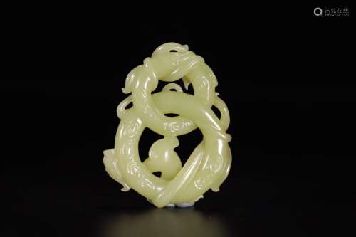 A CHINESE HETIAN JADE PENDANT WITH DRAGON AND PHOENIX PATTERN