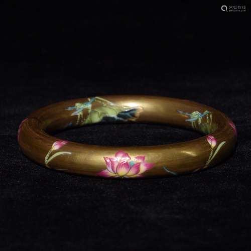 A CHINESE ENAMELED BANGLE WITH FLOWER PATTERN